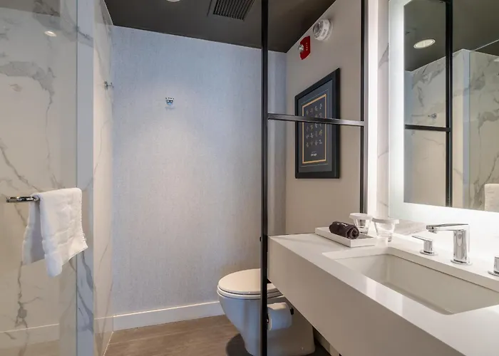 Resort The & Athletic Club At Midtown 4*